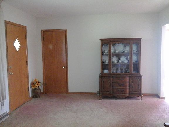 3rd image of 17W109 Elder Ln W