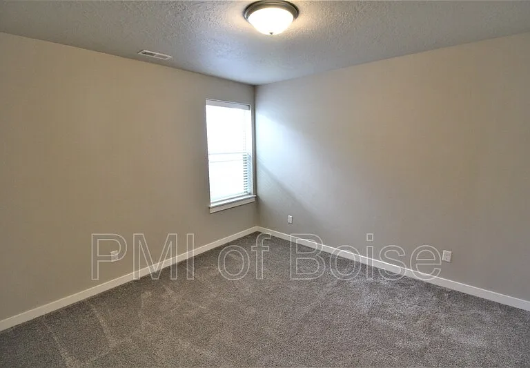 2080 S Hills Ave — Photo 18