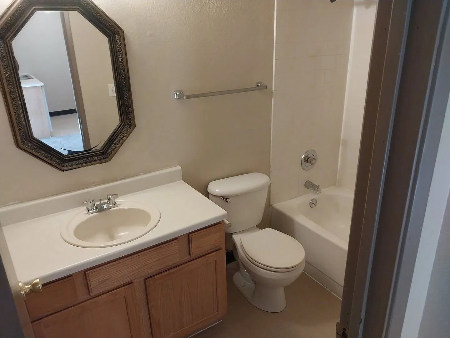 1 bedroom 1 bathroom upstairs apartment - Granvue Apartments — Photo 3