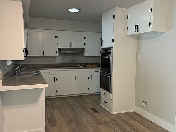 3rd image of 808 W Davis St