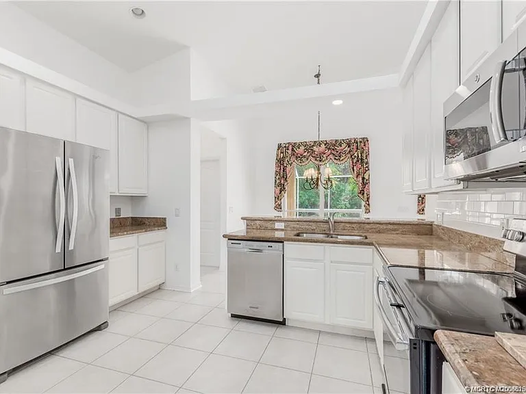 376 NW Canna Way — Photo 11