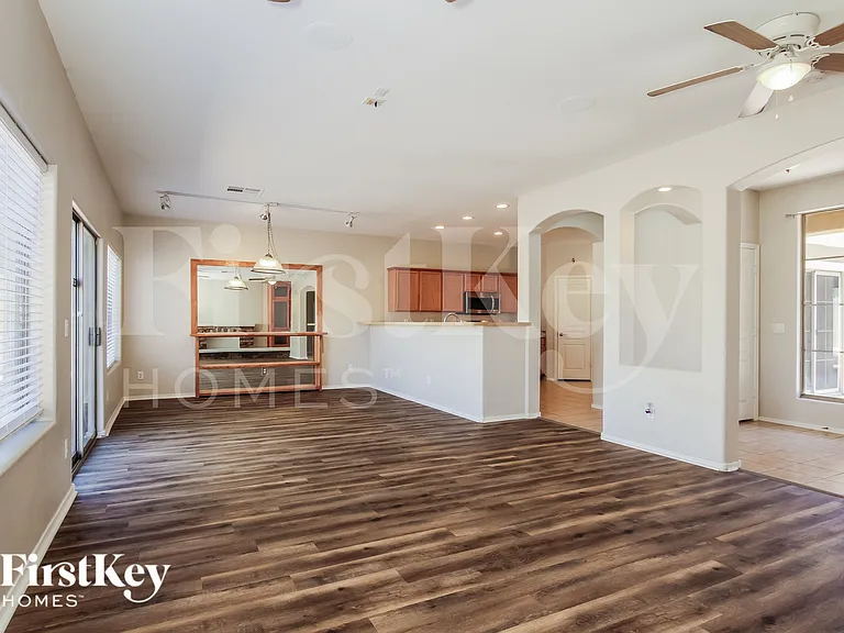 7803 S 5th Dr — Photo 4
