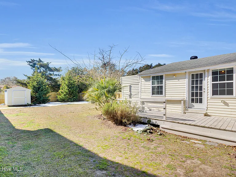 2107 Bay St — Photo 17