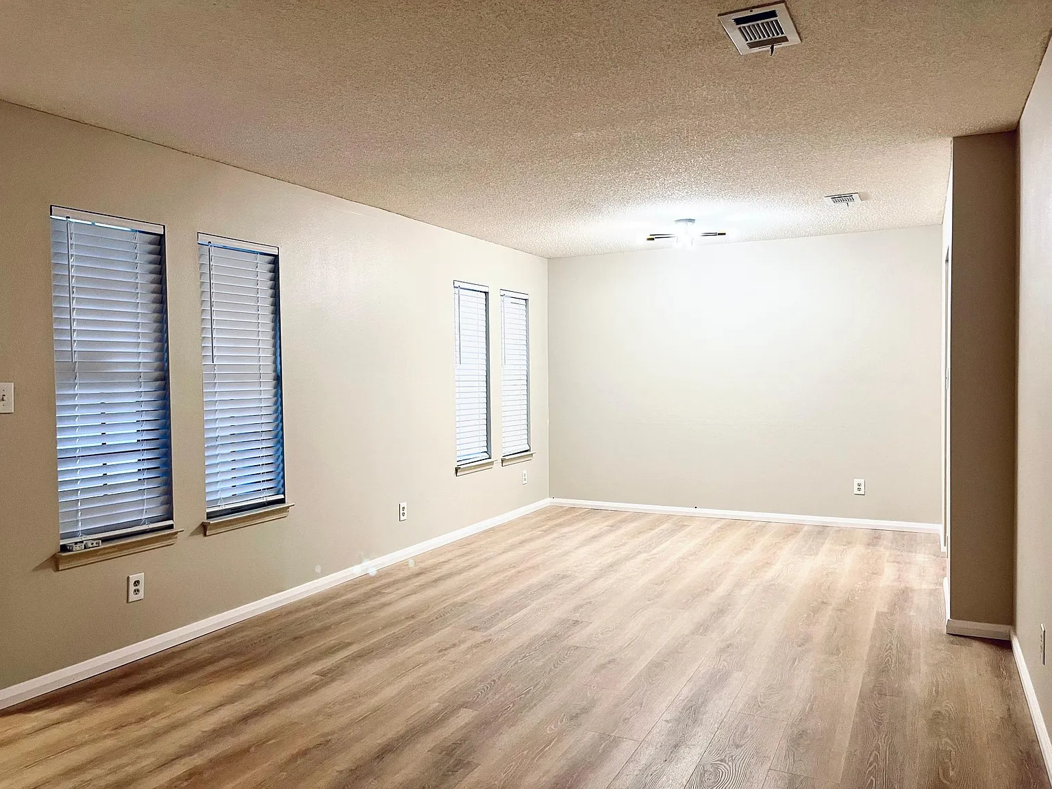 4420 Eastpointe Dr — Photo 2
