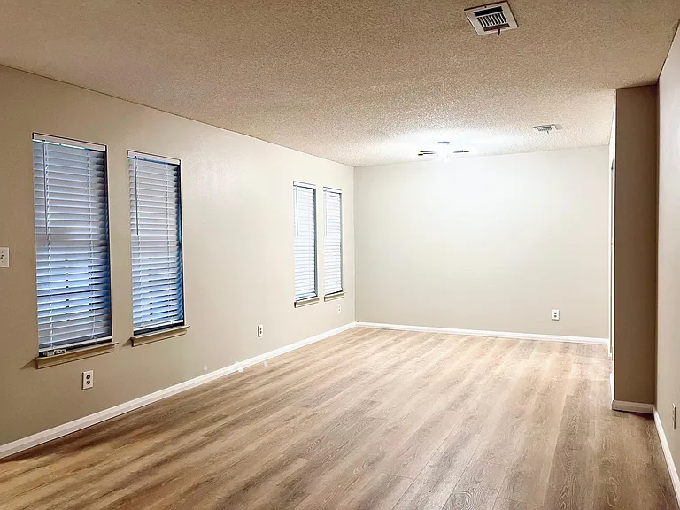 4420 Eastpointe Dr — Photo 2