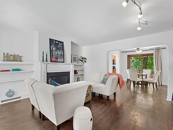 3rd image of 876 Warwick Ln