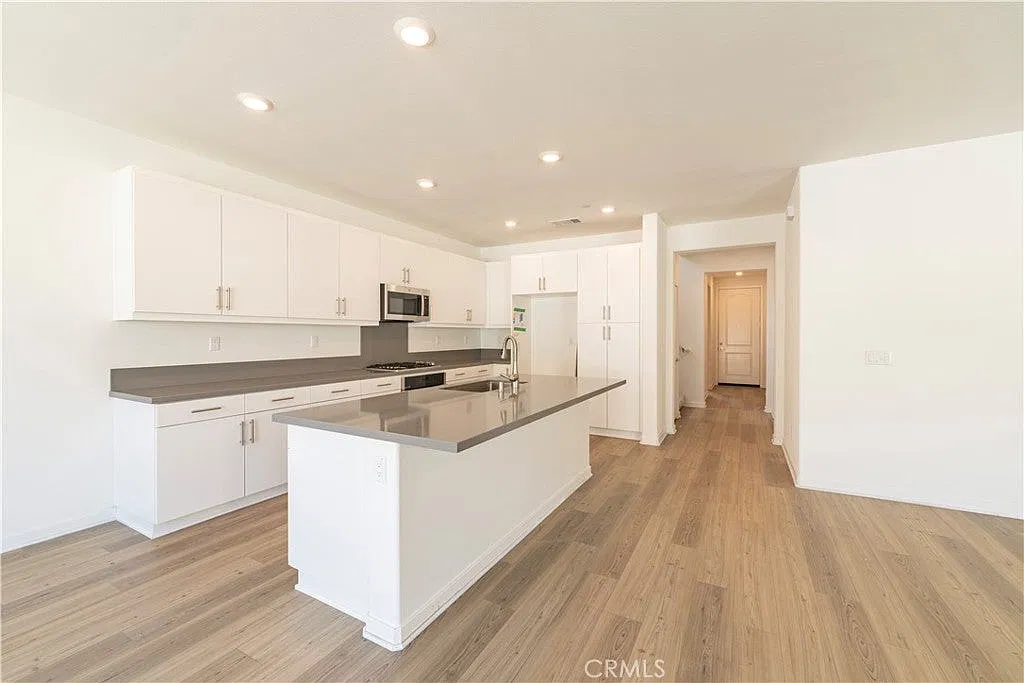 4 bed, 2253 sqft, $3,980 — Photo 3