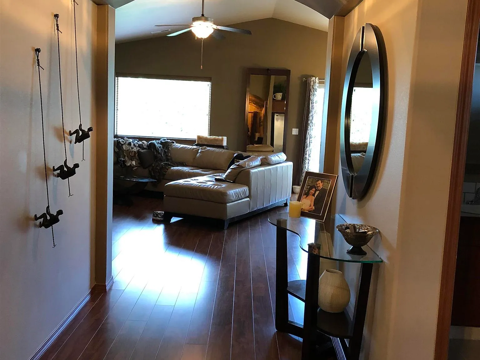 3 bed, 3.0 bath, 1704 sqft, $2,400 — Photo 2