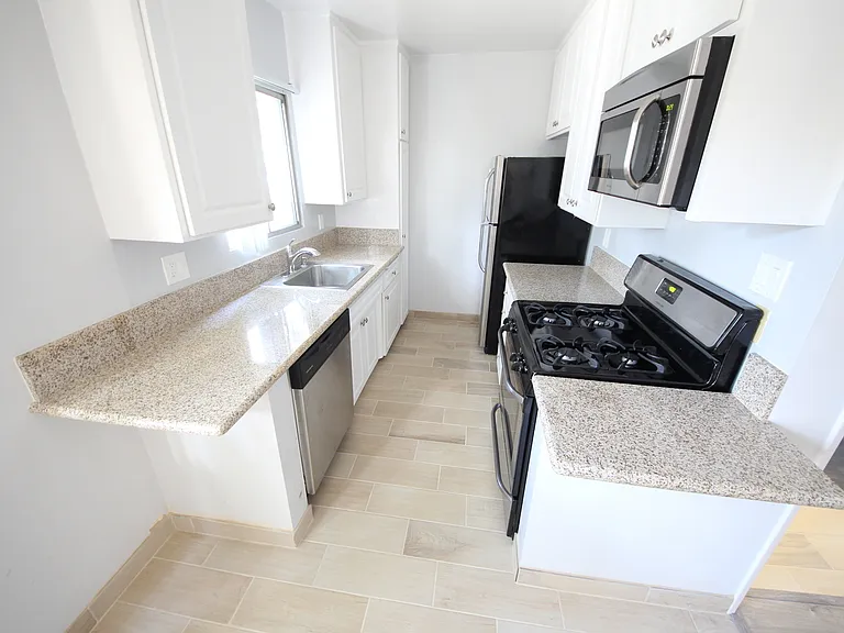 Bay Cities Apartments — Photo 3