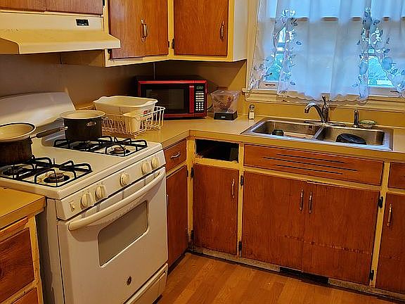 3rd image of 869 Everglade Dr SE