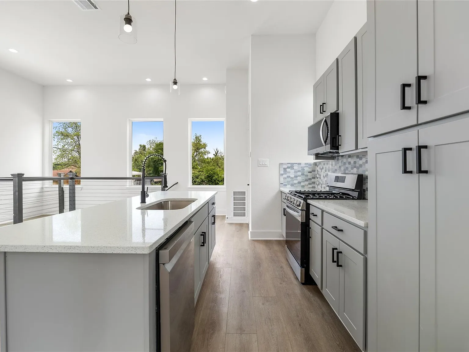 4 bed, 3.5 bath, 2450 sqft, $2,000 — Photo 3