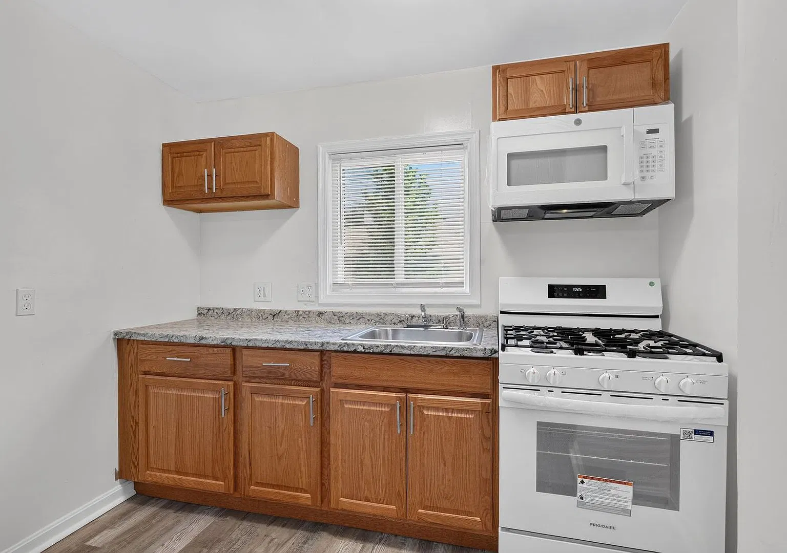 Well Appointed 3BR/1BA units with CAC and in-unit Washer and Dryers — Photo 4