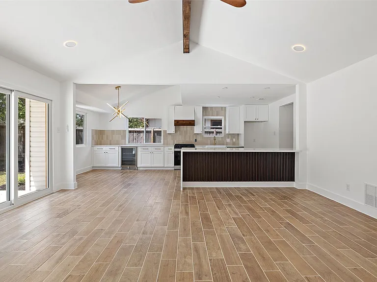 1111 Spearson Ln — Photo 11