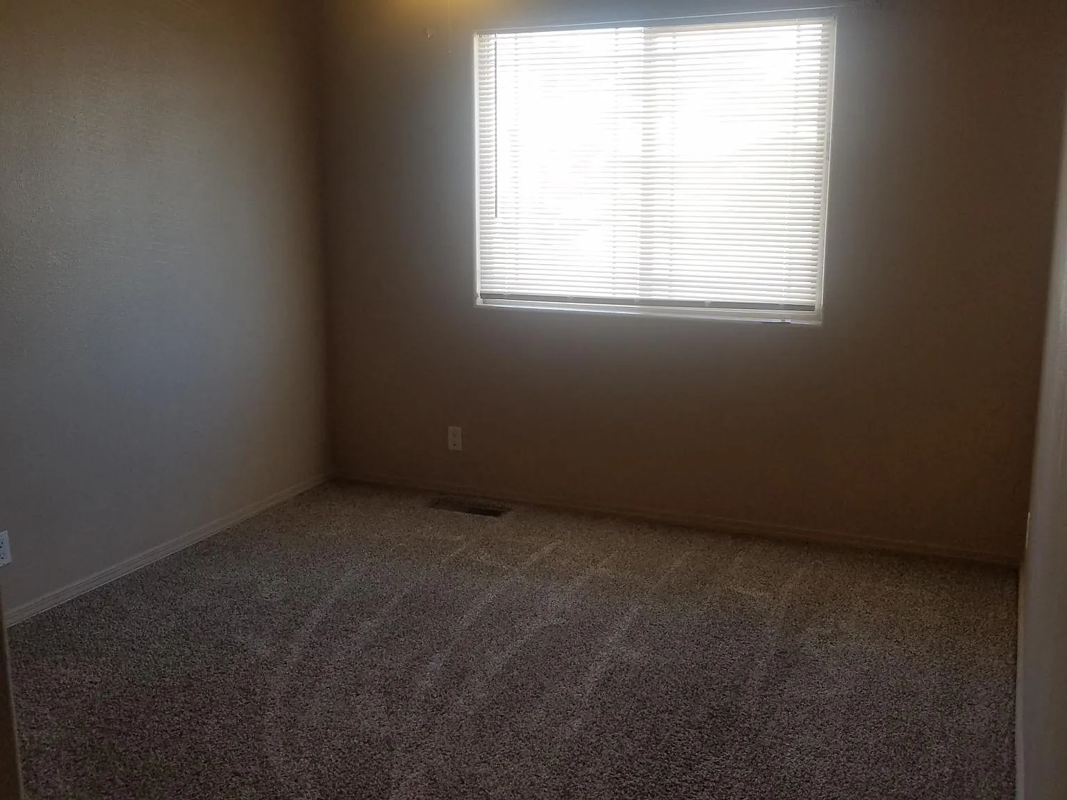 3 bed, 2.5 bath, 1400 sqft, $1,200 — Photo 2