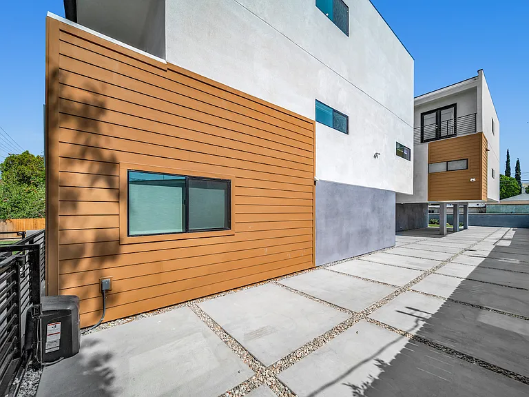 11516 Victory Blvd — Photo 8