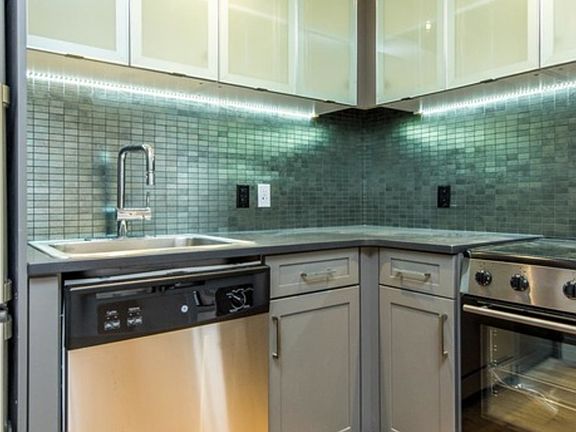 5th image of 185 Leonard St #3L