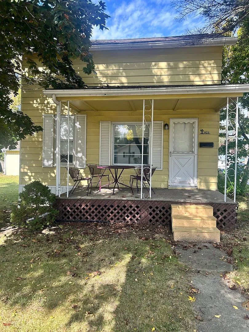 All Utilities Included 2 Bedroom 1 Bath Home For Rent $1,500/Mo — Photo 2