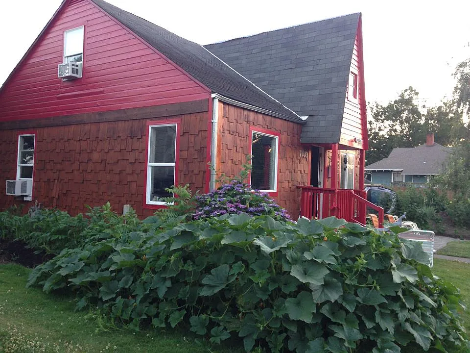 1140 Shipping St NE photo 1