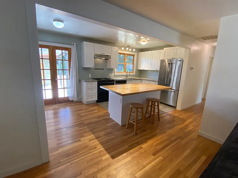 1042 Winchester Ave — Photo 3