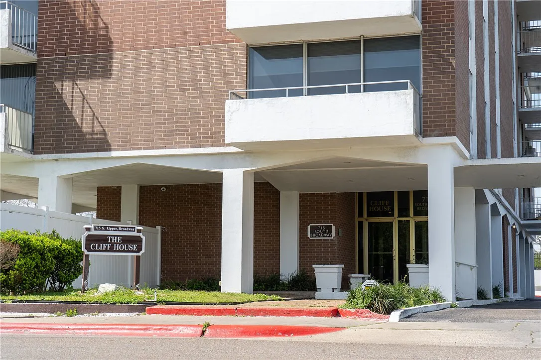 1 bed, 1.0 bath, 749 sqft, $1,700 — Photo 2