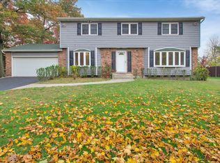 22 Orleans Grn, Coram, NY 11727