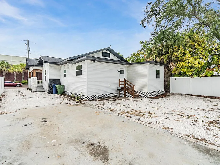 2321 W Green St — Photo 35