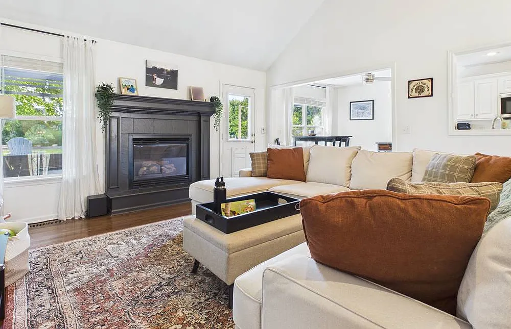 3 bed, 2320 sqft, $2,200 — Photo 4