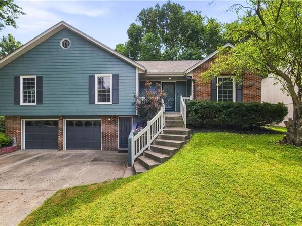 633 NE Clubhouse Dr, Lees Summit, MO 64086