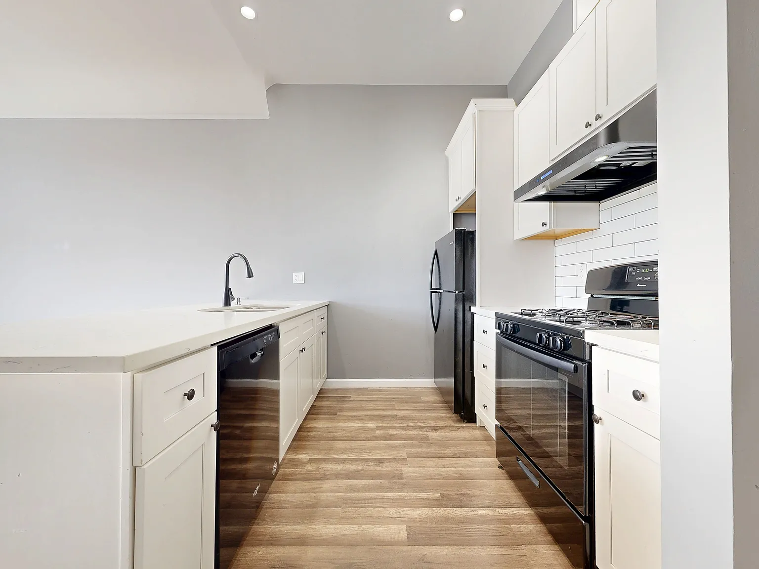Top-Floor 3BR in the Mission District — Photo 2
