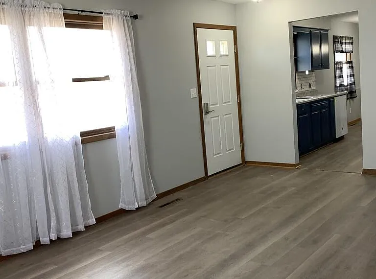 416 Lakeland Dr SE — Photo 3