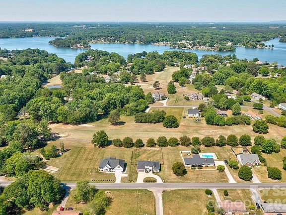 4th image of 1129 Stony Point Rd