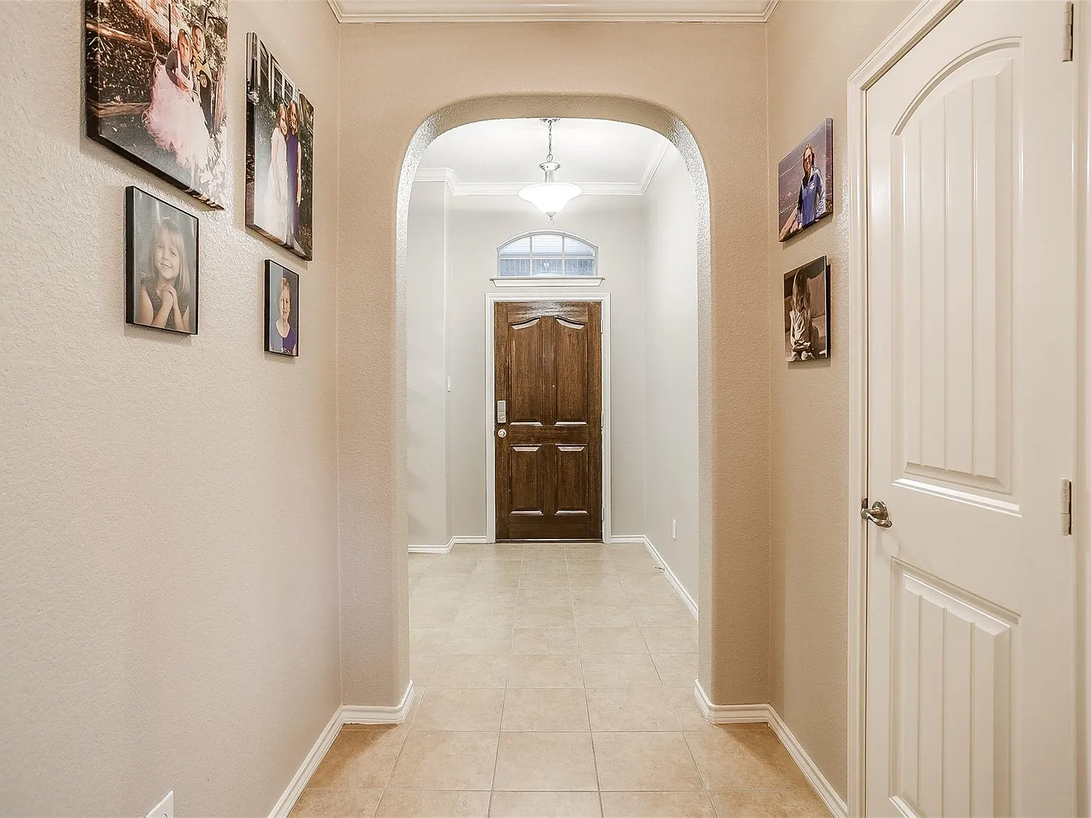 3 bed, 1737 sqft, $2,180 — Photo 2