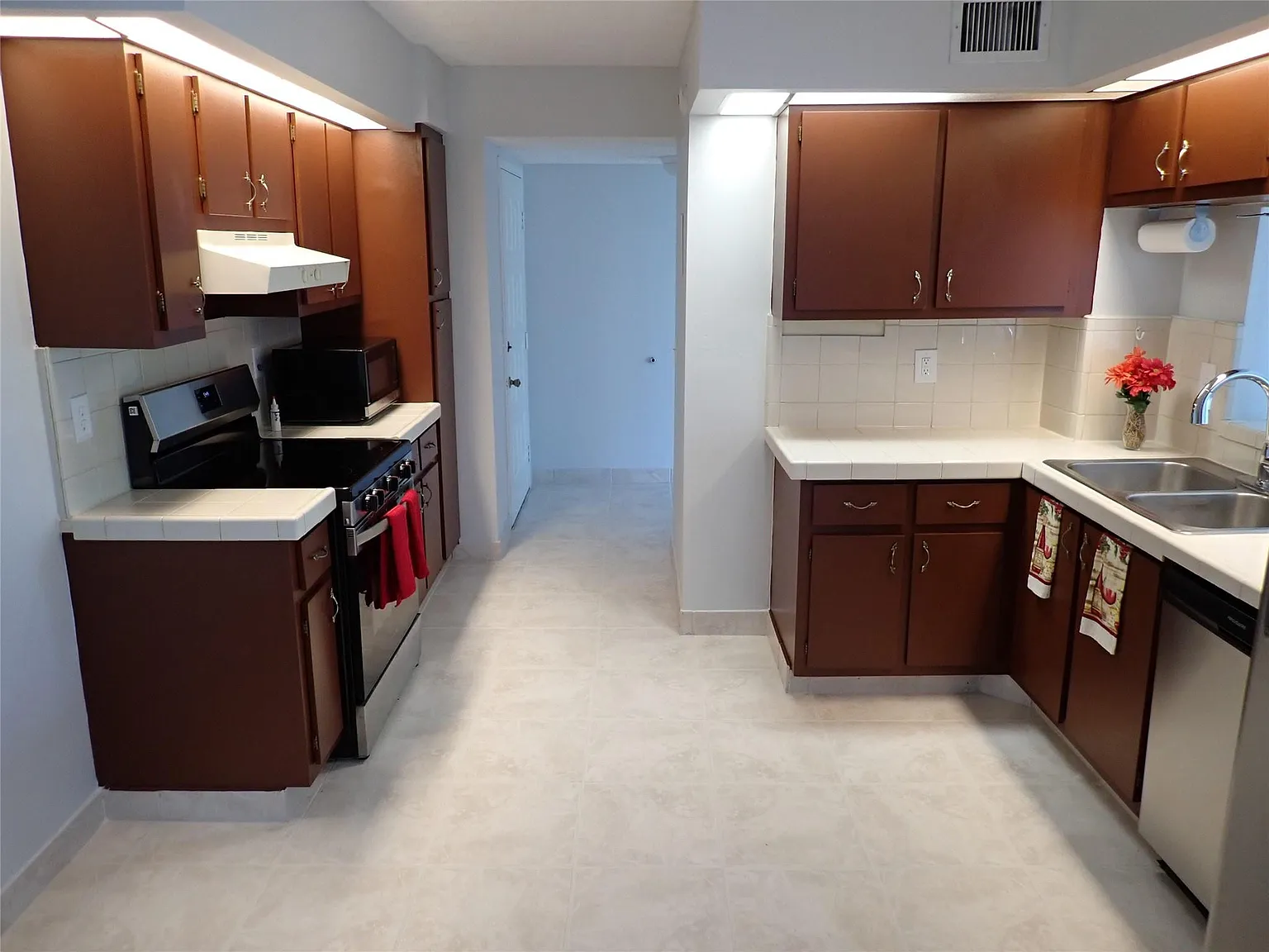 2 bed, 2.0 bath, 1300 sqft, $2,200 — Photo 1