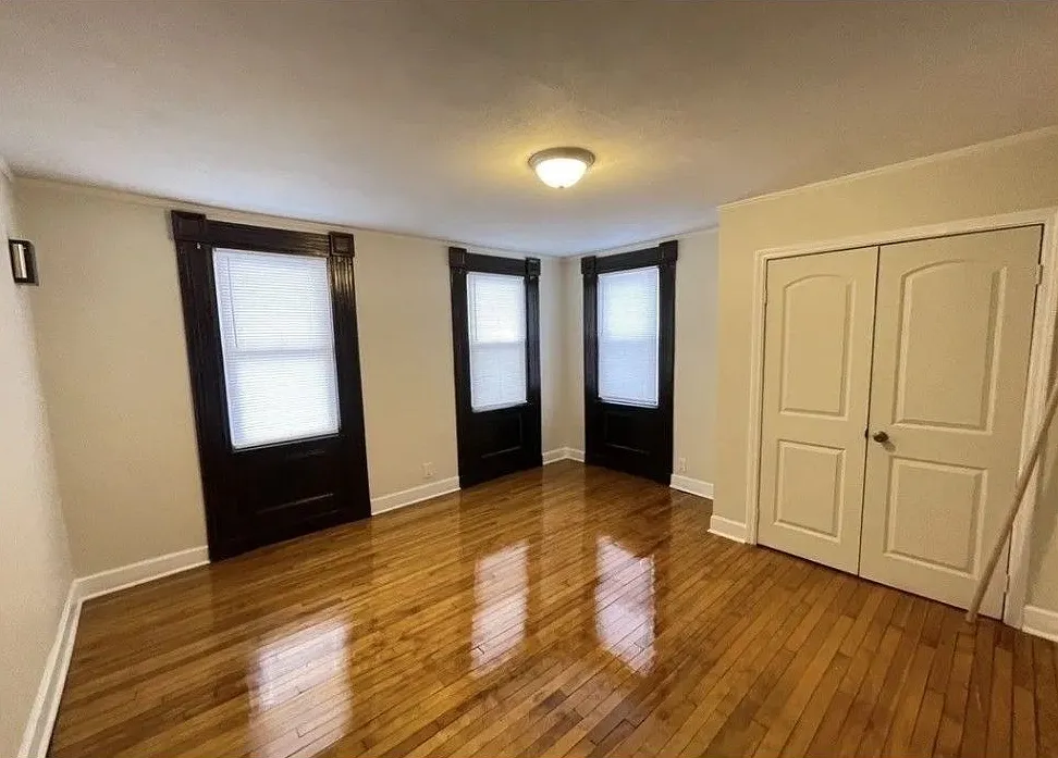 3 bed, 1.0 bath, 1400 sqft, $2,000 — Photo 1