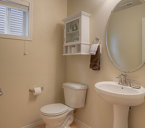 Powder room w/cabinet