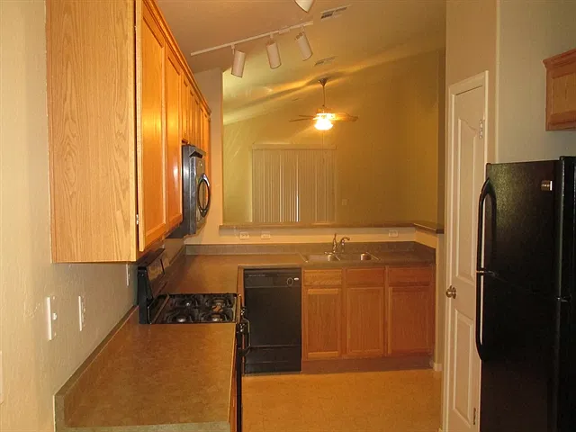 4 bed, 2.0 bath, 1576 sqft, $2,035 — Photo 2