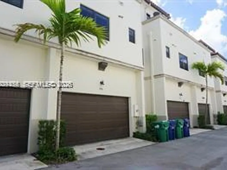 8441 NW 51st Ter #8441 — Photo 8