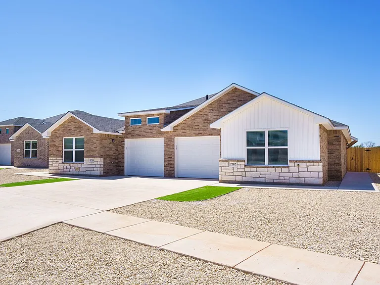 2718 Roman Ln — Photo 1