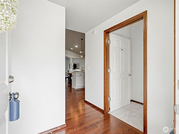 5th image of 934 Dallas Street