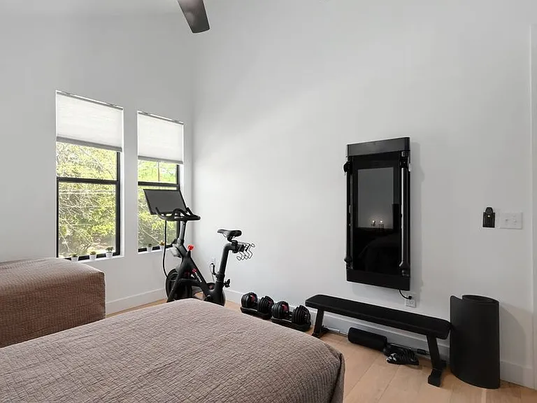 2403 E 14th St #1 — Photo 12