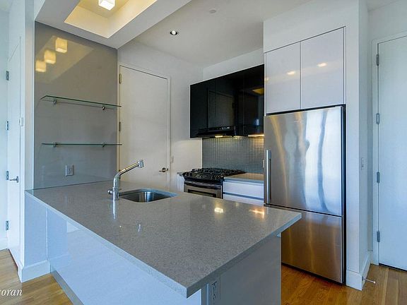 4th image of 315 Gates Ave APT 4S