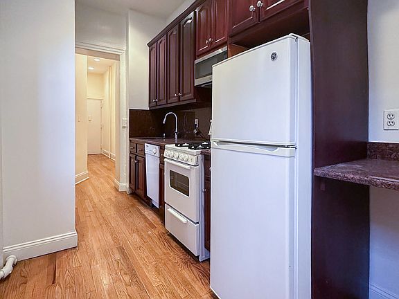 5th image of 40 E 64th St APT 6