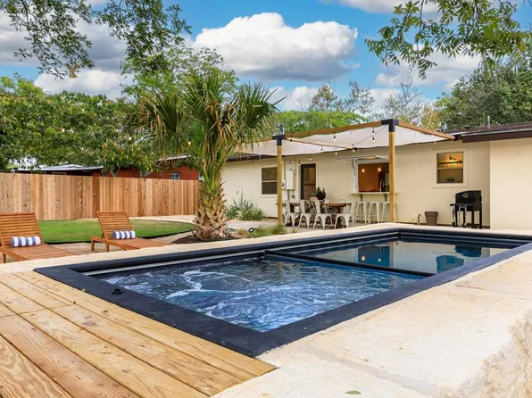 810 N Pecan St, Fredericksburg, TX 78624