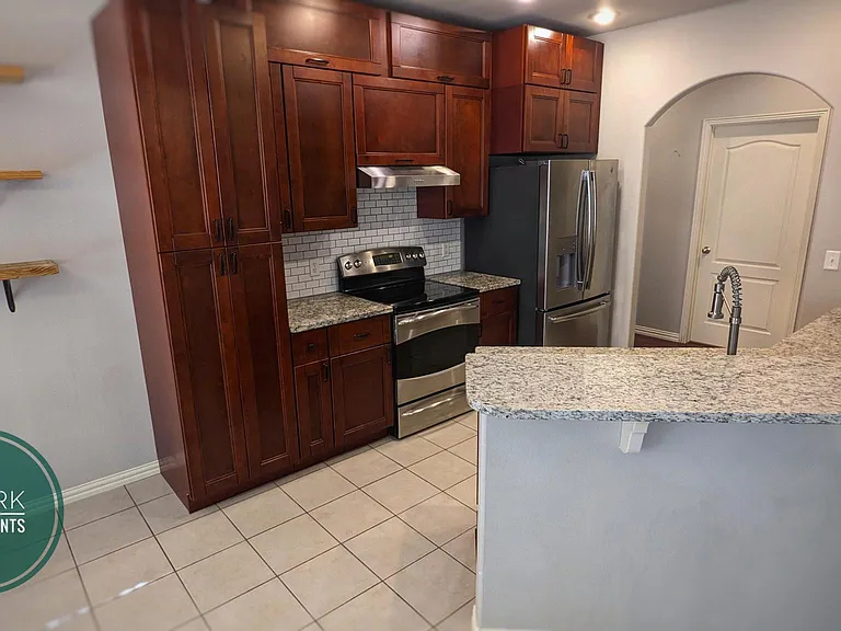 608 SW Wallstone Rd — Photo 10
