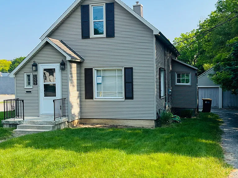 1323 Leonard St NE — Photo 3