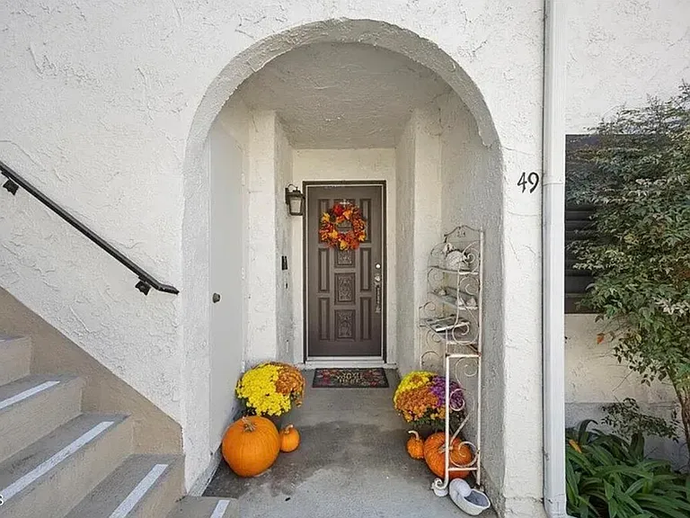 49 Mission Plaza Dr — Photo 2