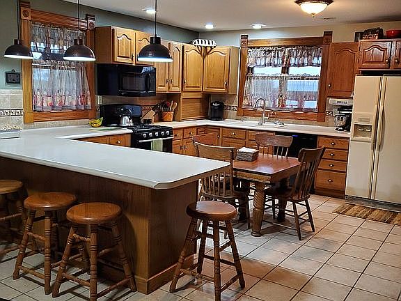 KITCHEN W BREAKFAST BAR