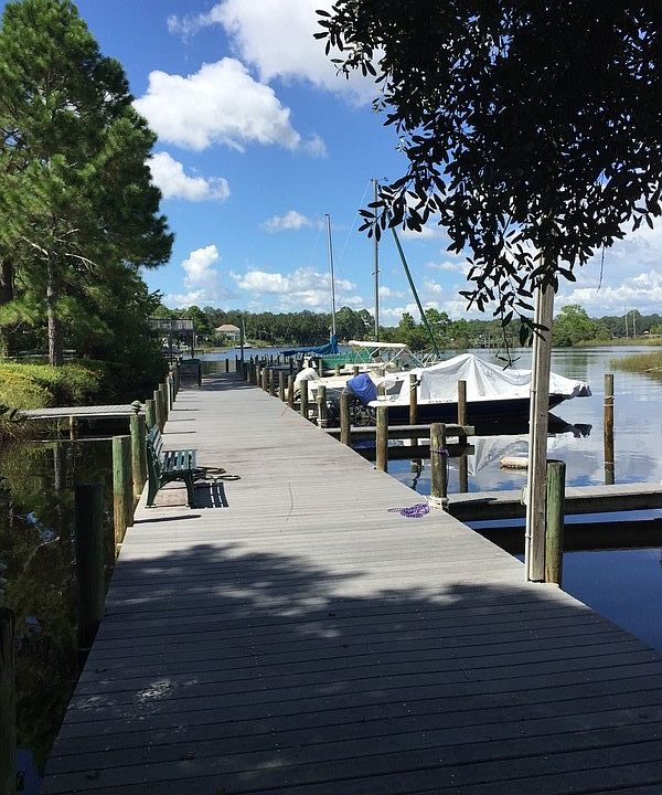 Dock : Many available boat slips for owners