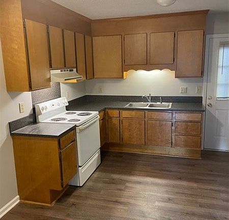 2nd image of 1104 Fieldcrest Cir