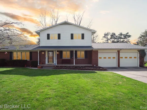 1415 Meadow Green Ln, Linden, MI 48451